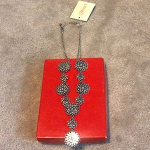 NWT-Silver flower necklace.